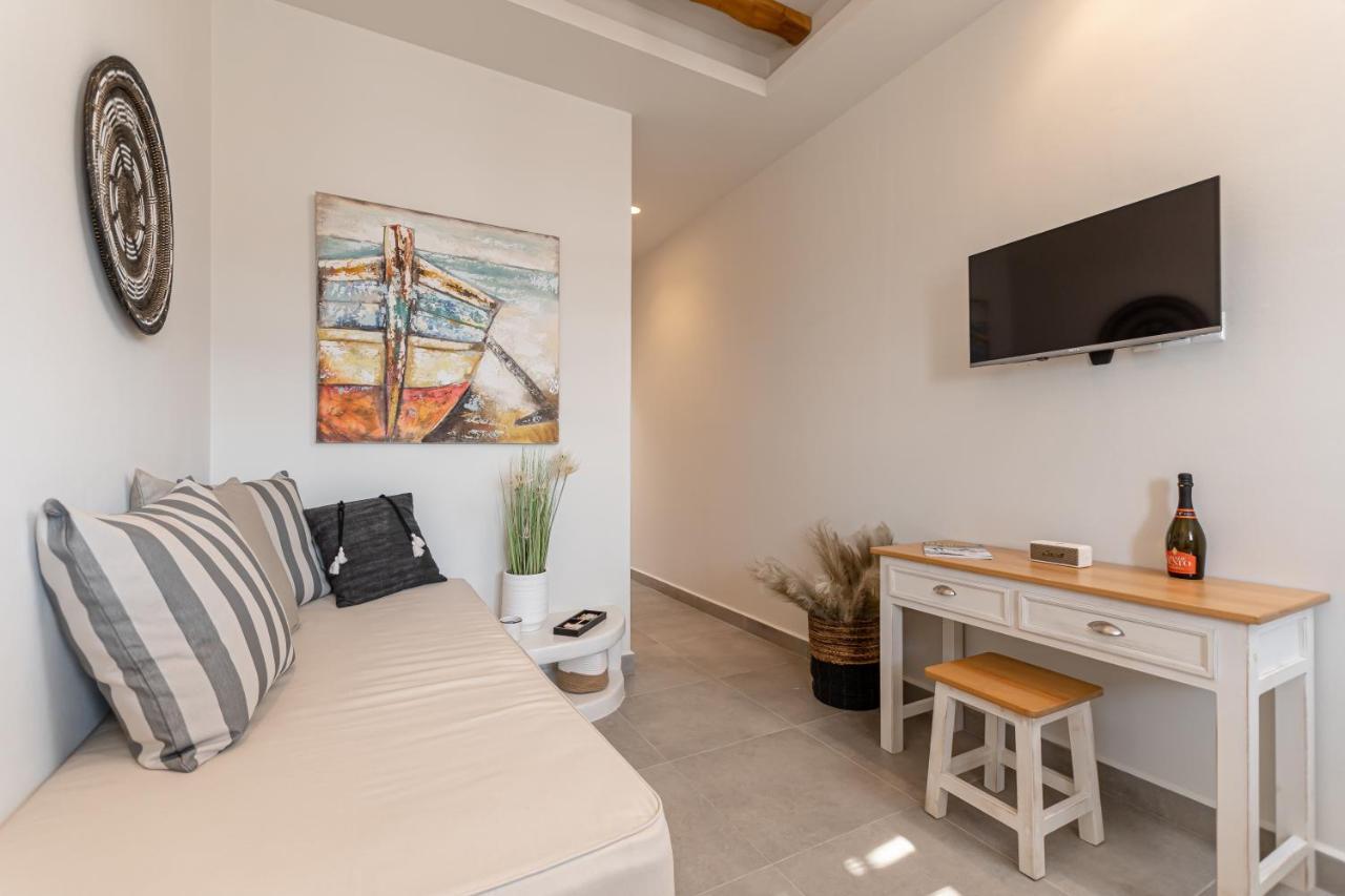 Porto Dema Luxury Suites Schoinoussa Exterior photo