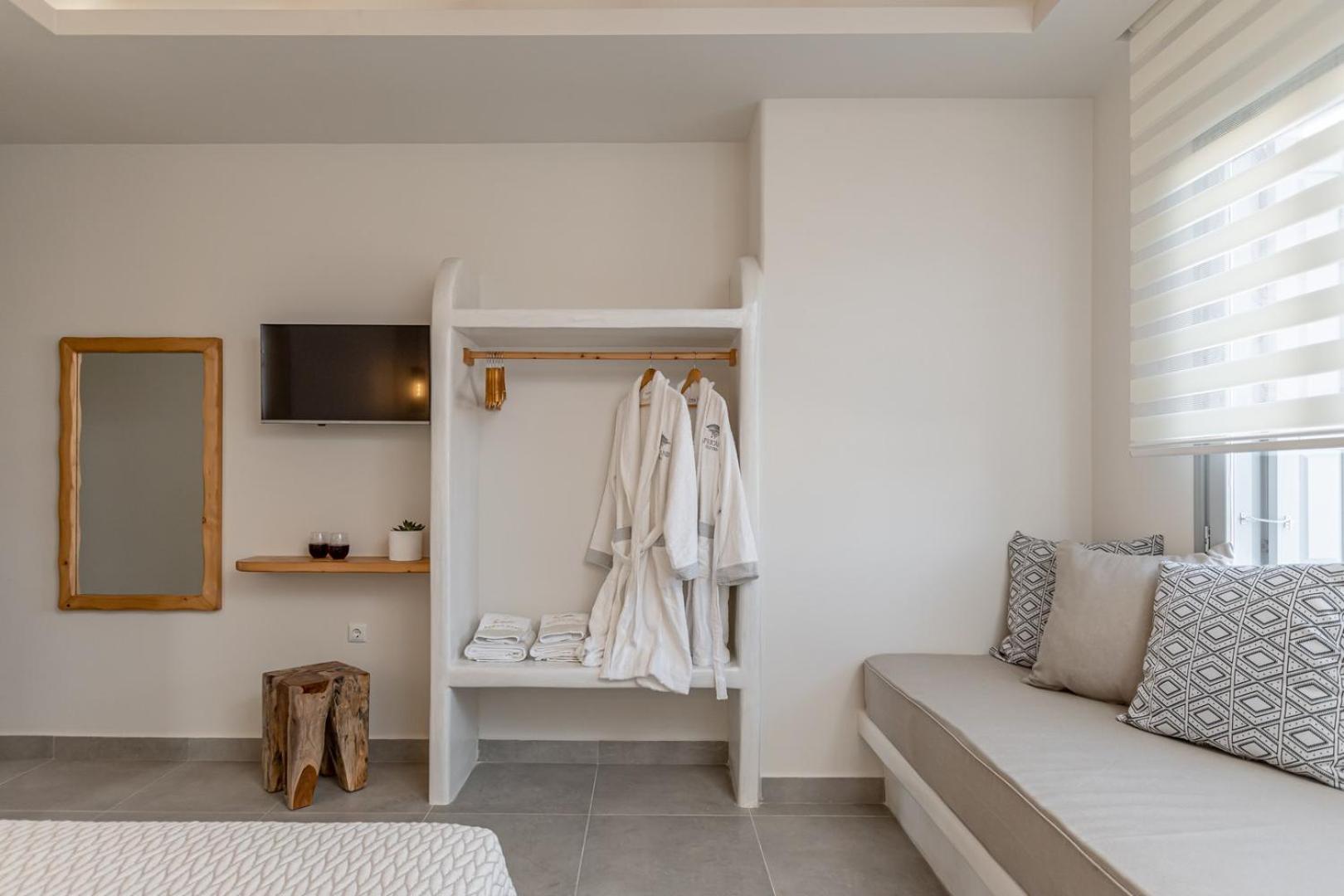 Porto Dema Luxury Suites Schoinoussa Exterior photo