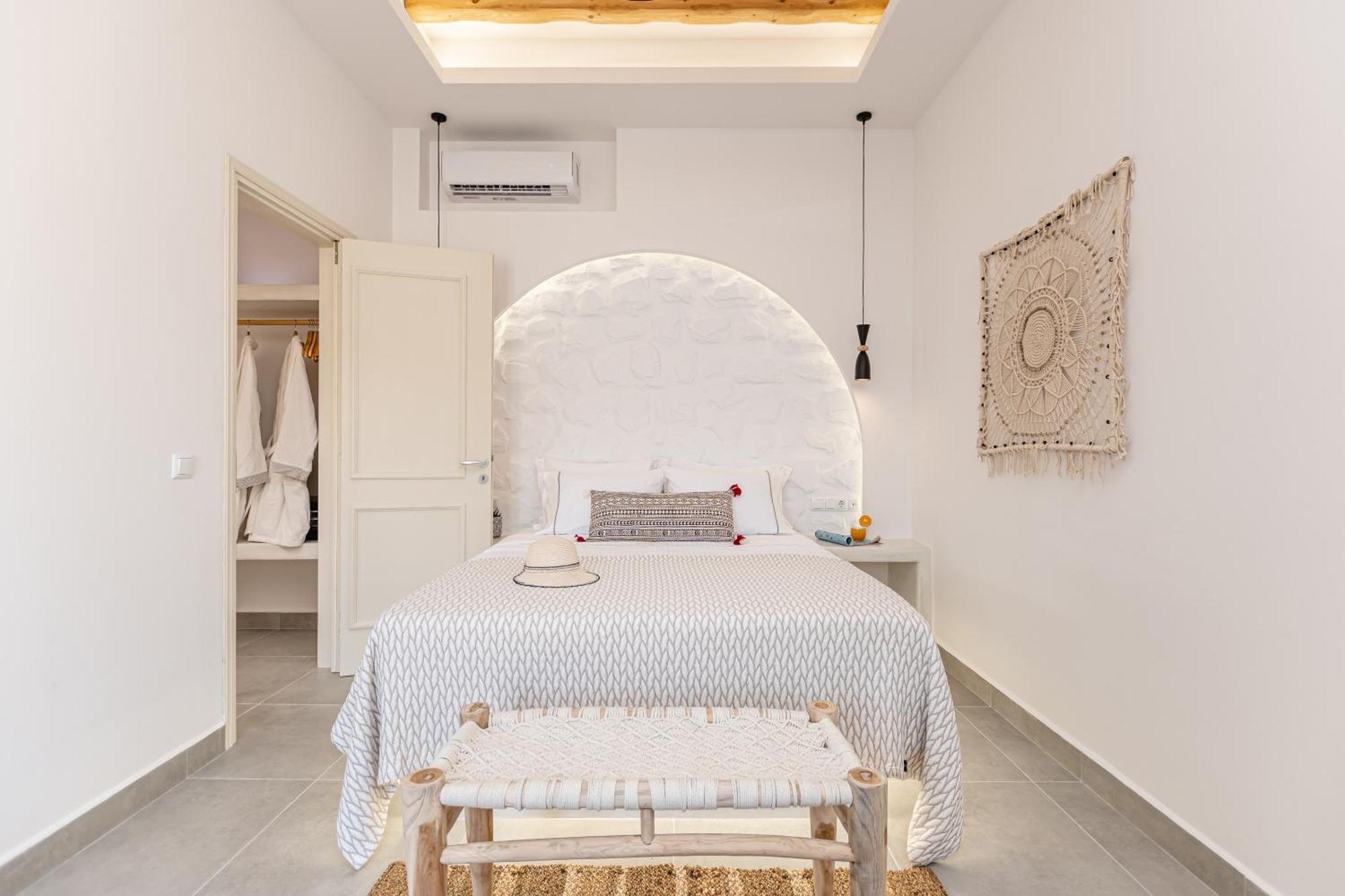 Porto Dema Luxury Suites Schoinoussa Exterior photo